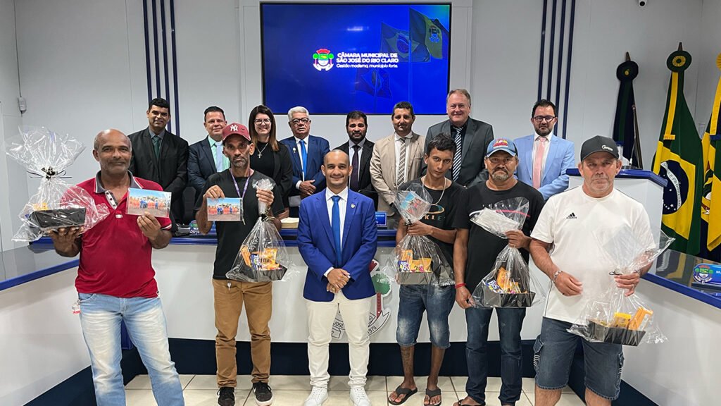 presidente pelezinho homenageia garis
