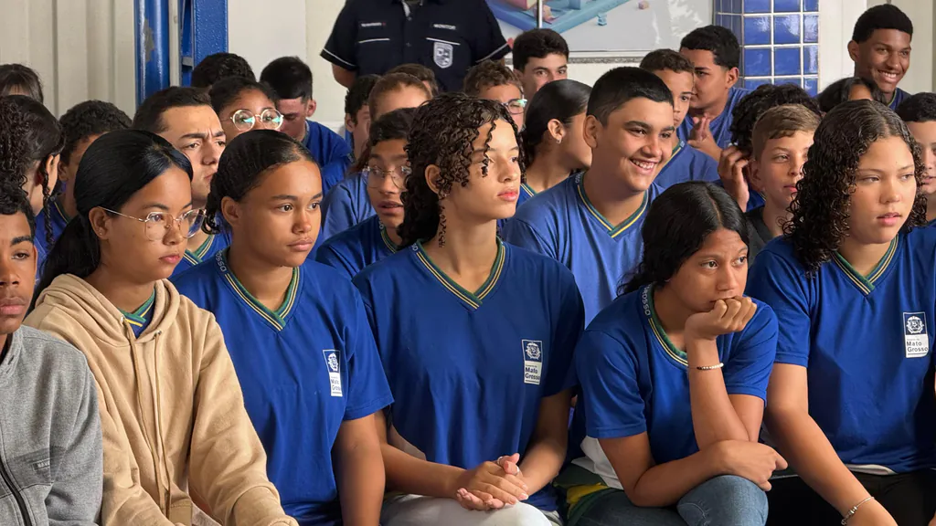 Alunos atentos durante a roda de conversa do Dia da Consciência Negra