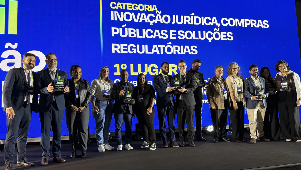 Finalistas da categoria Inovação Jurídica, Compras Públicas e Soluções Regulatórias reunidos no palco da premiação da ExpoGov Brasil 2026
