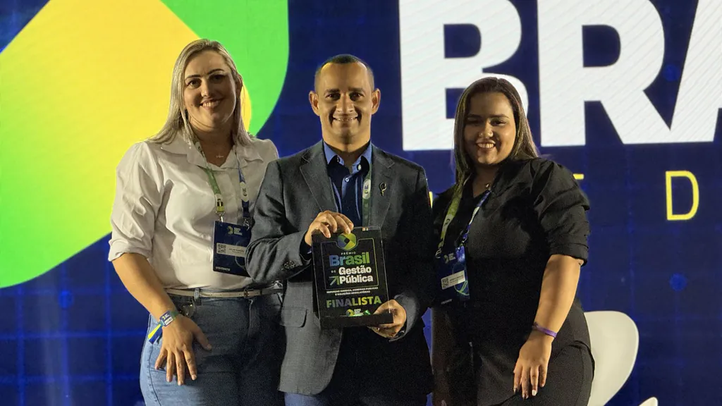 Kelyn Karsten, Brenda Carvalho e Pelézinho com o troféu de finalista do Prêmio Brasil de Gestão Pública, na ExpoGov Brasil 2026
