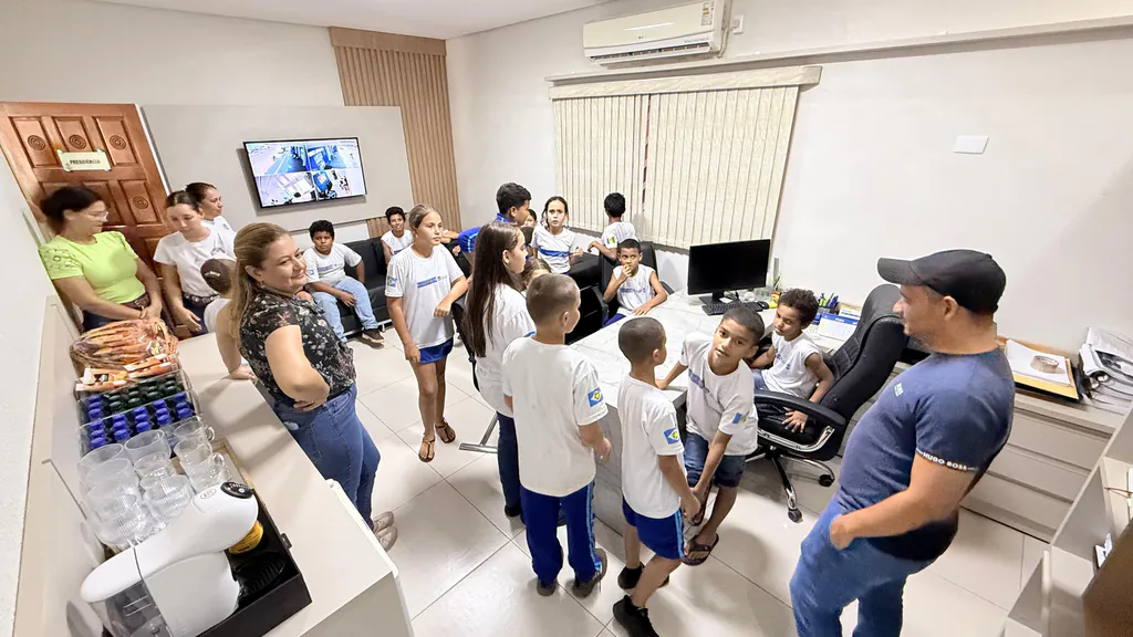 Alunos da Escola Padre Anchieta e professoras conhecem a sala da presidência da Câmara Municipal