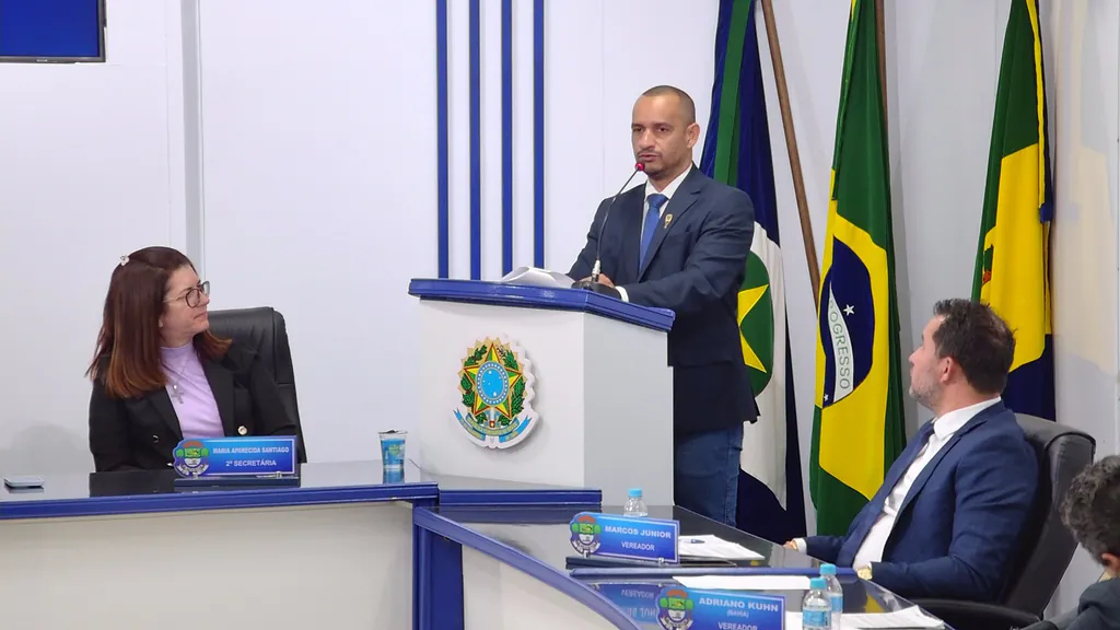 Vereador Pelézinho discursa na tribuna da Câmara Municipal de São José do Rio Claro
