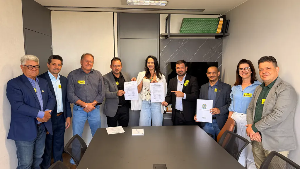 Pelézinho e os vereadores de São José do Rio Claro com a chefe de gabinete Dani Couto, que mostra os ofícios protocolados no gabinete do deputado federal Fábio Garcia, em Brasília