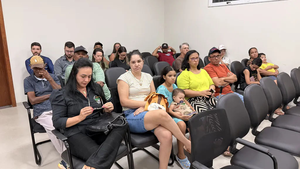 Moradores, entre adultos e crianças, acompanham a audiência pública sobre a água sentados na plateia