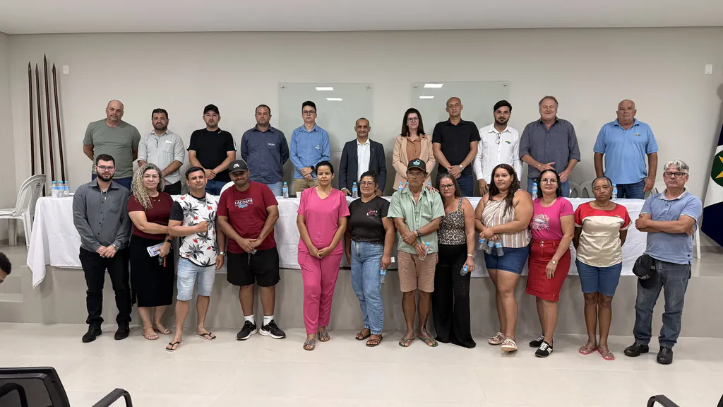 Vereadores, representantes da concessionária e moradores reunidos em foto ao fim da audiência pública sobre a água