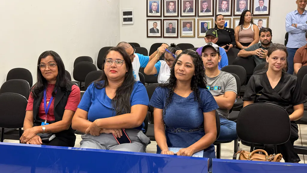 Convidados acompanham a homenagem aos idosos sentados nas cadeiras do público da Câmara Municipal