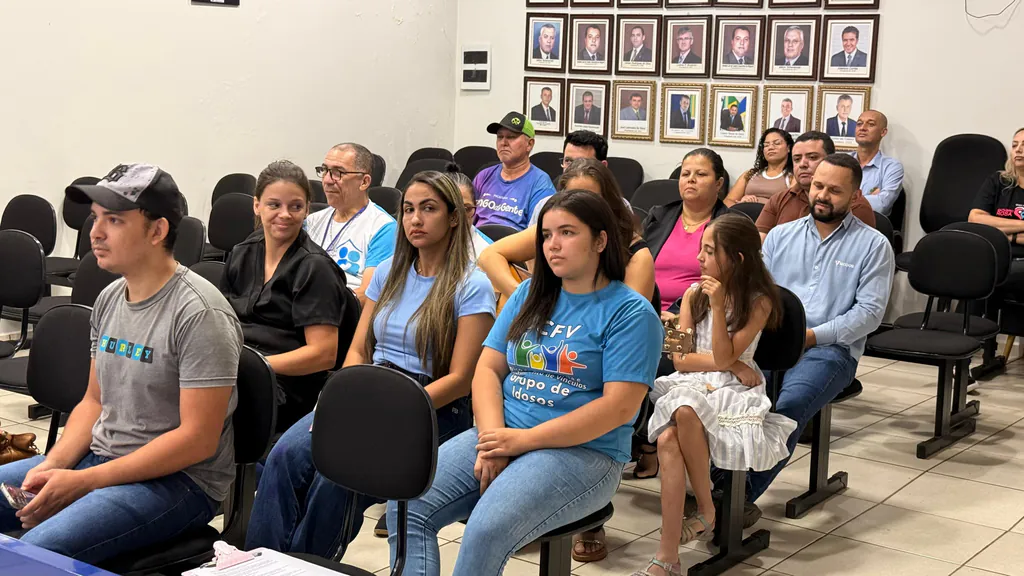 Jovens, crianças e adultos assistem à homenagem aos idosos na plateia da Câmara Municipal