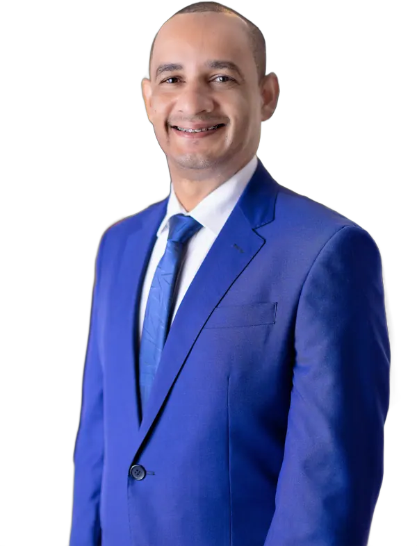 Vereador Pelézinho sorrindo, de terno azul e gravata azul